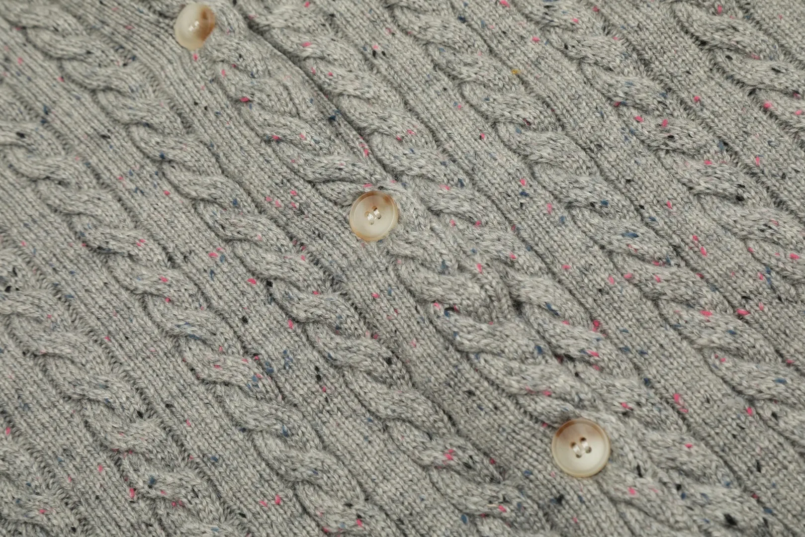 vivienne west wood Vivienne heavy-duty twist multi-color classic cardigan knitted sweater wool 2024 autumn latest style 🧩 15% merino cotton wool 85% wool blend 🧩Correct Italian 🇮🇹100% wool washed wheat logo Size: S -M- L Color: White Dark Gray Blue